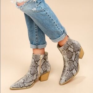 New Matisse snakeskin print boots size 6